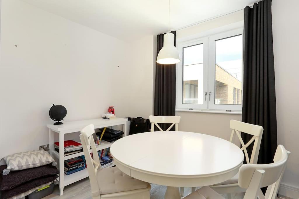 Idyllic Thames Riverside Apartment With Free Parking Isleworth Esterno foto